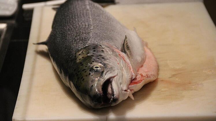 Die Zutaten: Frischer Fisch (hier Lachs)...