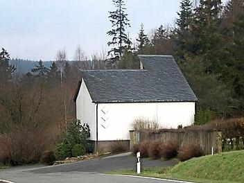 Im Zuge der Baumaßnahme der KC 18 sollen zwischen Hirschfeld und Windheim soll auch der Friedhof in Hirschfeld mit einem Geh- und Radweg erschlossen werden. Foto: Veronika Schadeck