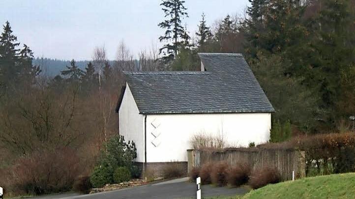 Im Zuge der Baumaßnahme der KC 18 sollen zwischen Hirschfeld und Windheim soll auch der Friedhof in Hirschfeld mit einem Geh- und Radweg erschlossen werden. Foto: Veronika Schadeck
