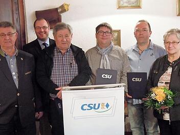 Für ihre Treue zur CSU Dörfles-Esbach wurden diese Mitglieder ausgezeichnet (von links): Ortsvorsitzender Florian Bertges, Rolf Bätz, Lautertals Bürgermeister Sebastian Straubel, Günther Bätz, Christian Sturm, Matthias Schmidt, Julia Bätz, Gerhard Schelhorn. Foto: E. Meißinger