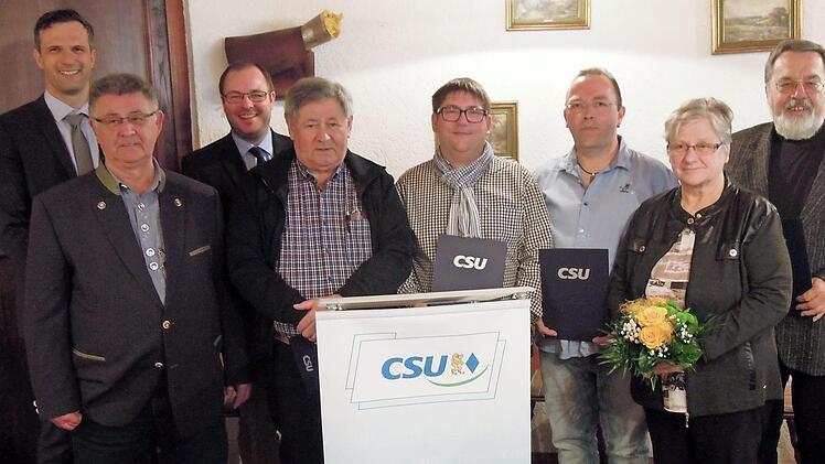 Für ihre Treue zur CSU Dörfles-Esbach wurden diese Mitglieder ausgezeichnet (von links): Ortsvorsitzender Florian Bertges, Rolf Bätz, Lautertals Bürgermeister Sebastian Straubel, Günther Bätz, Christian Sturm, Matthias Schmidt, Julia Bätz, Gerhard Schelhorn. Foto: E. Meißinger