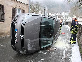 Wenige Meter nach dem Zusammenprall mit einer Hauswand blieb der VW auf der Seite liegen. Gott sei Dank gab es keine schlimmeren Verletzungen. Foto: Andreas Schmitt