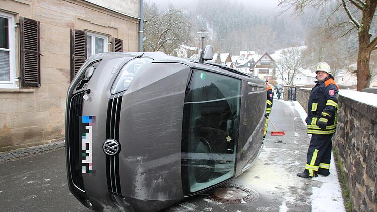 Wenige Meter nach dem Zusammenprall mit einer Hauswand blieb der VW auf der Seite liegen. Gott sei Dank gab es keine schlimmeren Verletzungen. Foto: Andreas Schmitt