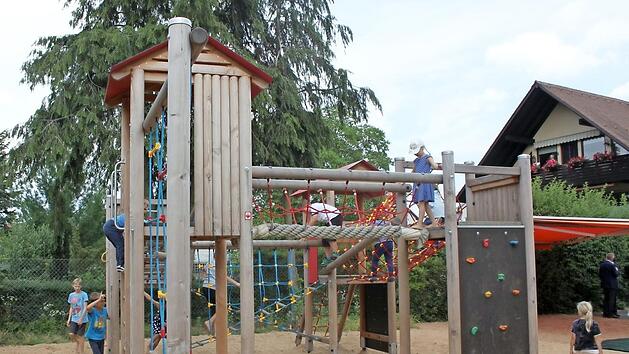 Gleich nach der Segnung tobten sich die ersten Kinder auf dem neuen Kletterger&uuml;st aus. Foto: Niklas Schmitt