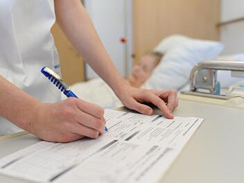 Eine Pflegerin beim Dokumentieren. In der Altersmedizin seien die Anforderungen an Pflegekräfte höher als in anderen Krankenhausbereichen, sagen Altersmediziner. Deshalb müssten dort höhere Personaluntergrenzen gelten. Foto: Klinikum Coburg