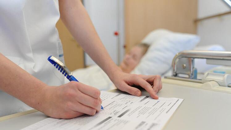Eine Pflegerin beim Dokumentieren. In der Altersmedizin seien die Anforderungen an Pflegekräfte höher als in anderen Krankenhausbereichen, sagen Altersmediziner. Deshalb müssten dort höhere Personaluntergrenzen gelten. Foto: Klinikum Coburg