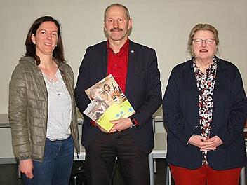Stefanie Bömmel (links) und Rektorin Ulrike von der Tann mit Kriminalhauptkommissar Roland Schmied.  Foto: Manfred Mellenthin