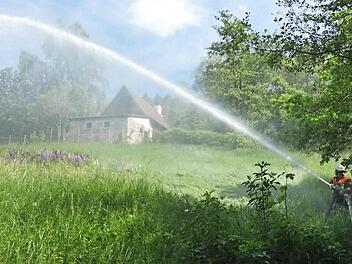 Die Rampertsmühle im Wald bei Nassach war das angenommene Brandobjekt. Die Feuerwehren "löschten" den "Brand".  Fotos: Christian Licha