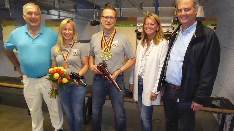 Unser Bild zeigt das Siegerehepaar Ulrike (Zweite von links ) und Axel Richter (Mitte). Es gratulierten die Zweite B&uuml;rgermeisterin Sabine Rie&szlig;ner sowie Sch&uuml;tzenmeister Erwin Kalb (links) und Dritter Sch&uuml;tzenmeister Hans-Georg Rie&szlig;ner.  Foto: SSG