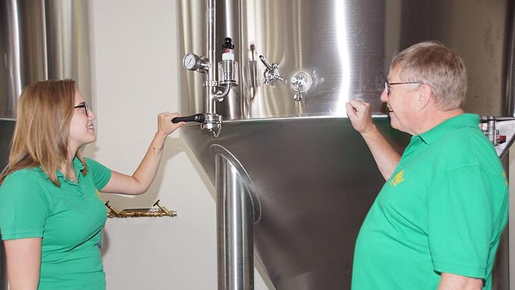 Stefanie und Michael Bayer können es kaum erwarten, den ersten Sud in den neuen Tanks reifen zu lassen.