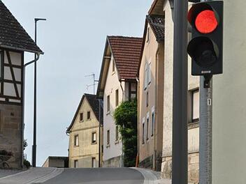 Hohnhausen ist das erste Dorf im Haßbergkreis, das wegen der Enge in einem Teil der Straße eine Engstellen-Ampelanlage erhielt.  Fotos: Simon Albrecht