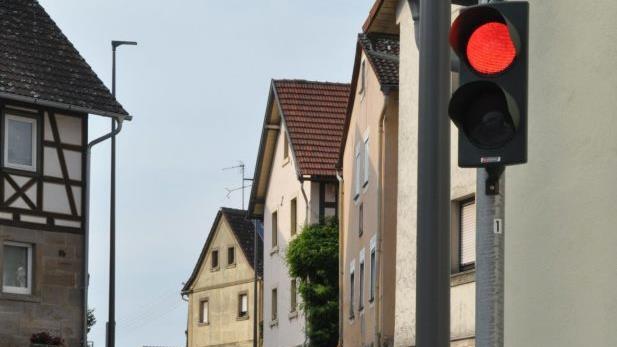 Hohnhausen ist das erste Dorf im Haßbergkreis, das wegen der Enge in einem Teil der Straße eine Engstellen-Ampelanlage erhielt.  Fotos: Simon Albrecht