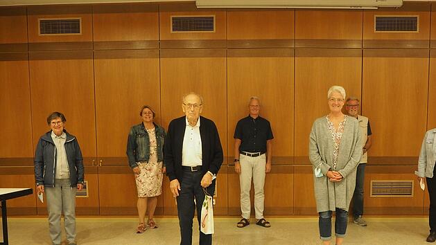 Unser Foto zeigt den Vorstand des Eine-Welt-Vereins (von links): Francoise Wielgoss (Beisitzerin), Kirsten Hofmann (Beisitzerin), Kurt Hiebel (langj&auml;hriger Kassierer), Oliver Key (Schriftf&uuml;hrer), Bianca Key (Vorsitzende), Wolfgang Haupt (neuer Kassierer) und  Helga Hein (Beisitzerin). Es fehlt die stellvertretende Vorsitzende  Elke Brand.