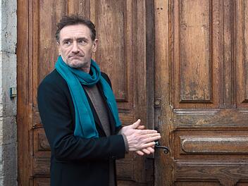 David Rousseau (Jean-Paul Rouve) reist nach Mouthe, um dort mit einem alten Bekannten seiner verstorbenen Mutter zu sprechen.