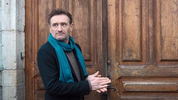 David Rousseau (Jean-Paul Rouve) reist nach Mouthe, um dort mit einem alten Bekannten seiner verstorbenen Mutter zu sprechen.