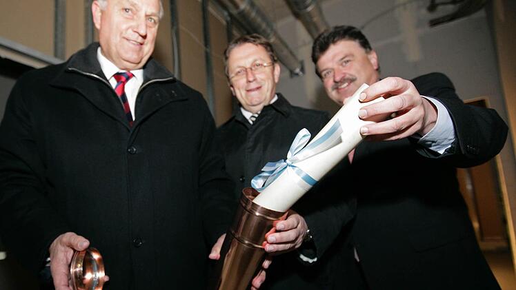 Geschäftsführer Herbert Schmidt, Oberbürgermeister Henry Schramm und Landrat Klaus Peter Söllner (von links) unterzeichneten die Dokumente, die 2010 bei der Grundsteinlegung für den Erweiterungsbau des Klinikums in einer Kupferrolle versiegelt wurden.