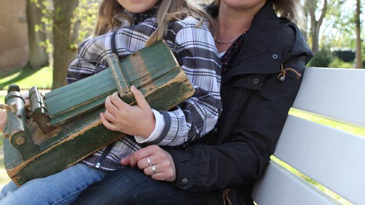Susanne Bocklet mit ihrer Tochter Anne. Die Achtjährige darf beim Verstecken der Eier helfen.