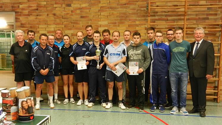 Die Siegerehrung beim Turnier der 1./2. Kreisliga führte Bürgermeister Herbert Schneider (rechts) durch.