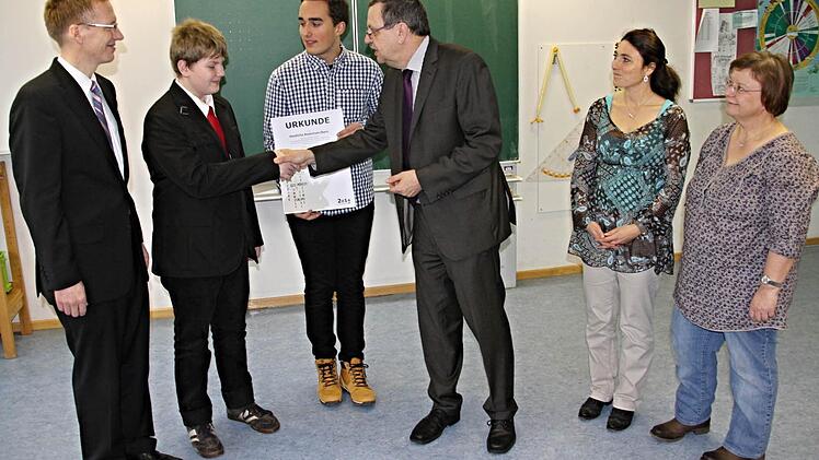 Einen Händedruck und eine Urkunde gab es vom Ministerialbeauftragten Horst Karch ( Dritter von rechts), der den dritten Preis für außerunterrichtliche Aktivitäten überreichte. Weiter auf dem Foto (von links): Realschuldirektor Hartmut Weis, die Klassensprecher Lorenz Brembs und Janik Wich sowie vom Elternbeirat Claudia Meyer und Klaudia Kaiser.  Foto: Helmut Will