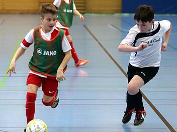 Ein sehr gutes Turnier boten die E-Junioren des TSV Windheim (weiße Trikots). Im Halbfinale gegen den späteren Turniersieger FC Coburg waren sie allerdings chancenlos. Foto: Timo Geldner