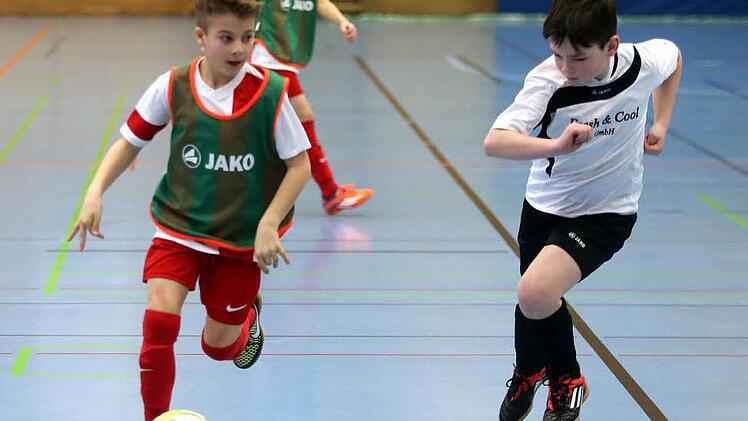 Ein sehr gutes Turnier boten die E-Junioren des TSV Windheim (weiße Trikots). Im Halbfinale gegen den späteren Turniersieger FC Coburg waren sie allerdings chancenlos. Foto: Timo Geldner