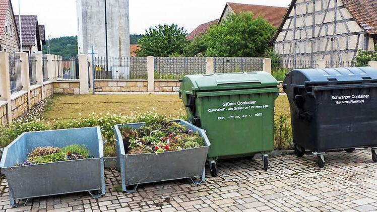 Grünschnitt hat in den Mulden für Erdaushub nichts zu suchen. Schilder sollen die Trennung zukünftig erleichtern. Da es auch immer wieder zum Abladen von Müllsäcken im Friedhof kommt, bittet die Gemeinde hier um vermehrte Aufmerksamkeit. Foto: Christian Ziegler