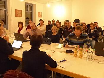 Viele aufmerksame Zuhörer verfolgten die Sitzung des Ausschusses. Foto: Pauline Lindner