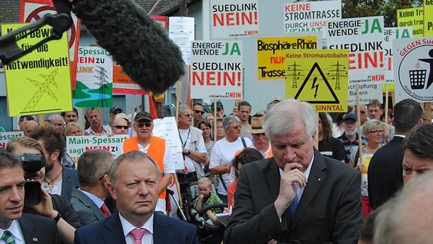 Im Mai 2015 empfingen Demonstranten Ministerpr&auml;sident Horst Seehofer in Bad Br&uuml;ckenau. Foto: Archiv/Wolfgang D&uuml;nnebier