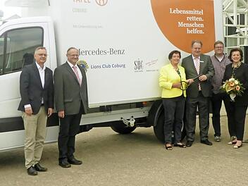 &Uuml;bergabe des Fahrzeugs, mit dem Lebensmittel besser transportiert werden k&ouml;nnen  Foto: B. Siegelin