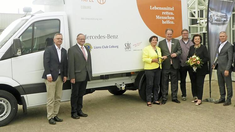 &Uuml;bergabe des Fahrzeugs, mit dem Lebensmittel besser transportiert werden k&ouml;nnen  Foto: B. Siegelin