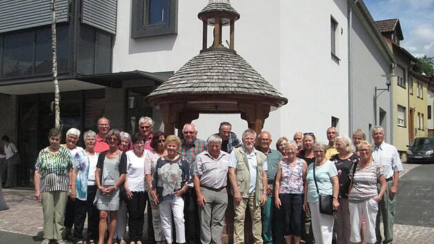 Zum Jahrgangstreffen 1947/48 fanden sich rund 35 Ehemalige ein, die sich bei einem Rundgang durch Alt-Hammelburg über Neugestaltungen informierten.  Foto: Winfried Ehling