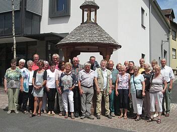 Zum Jahrgangstreffen 1947/48 fanden sich rund 35 Ehemalige ein, die sich bei einem Rundgang durch Alt-Hammelburg über Neugestaltungen informierten.  Foto: Winfried Ehling