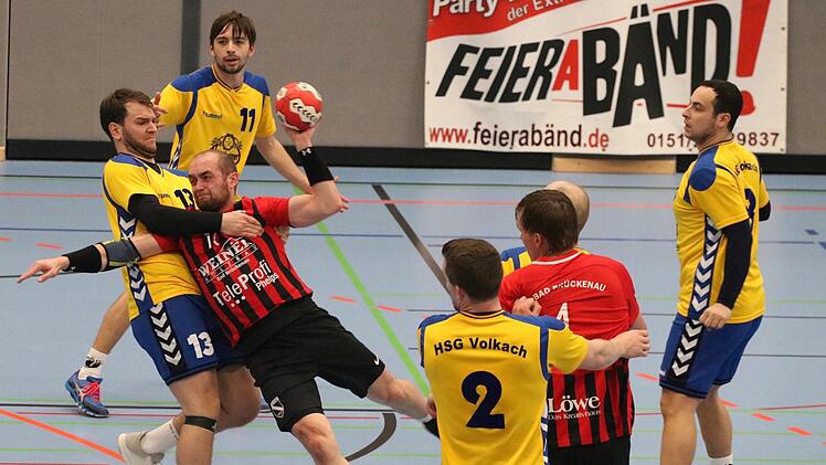 Im Klammergriff der Volkacher Abwehr: Michael Müller vom FC Bad Brückenau.Sebastian Schmitt