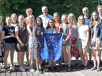 Bürgermeister German Hacker (hinten Mitte) freut sich über den Besuch der jungen Dänen, die von Peter Funch (rechts) und Günter Blasch (rechts) betreut werden.  Foto: Richard Sänger