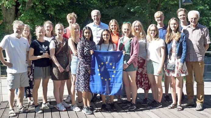 Bürgermeister German Hacker (hinten Mitte) freut sich über den Besuch der jungen Dänen, die von Peter Funch (rechts) und Günter Blasch (rechts) betreut werden.  Foto: Richard Sänger