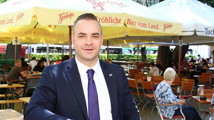 Sebastian Görtler im Coburger Prinzengarten, wo er zu Studienzeiten gerne zum Essen ging.Foto: Ulrike Nauer