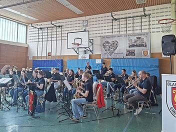 Blaskapelle Ebenhausen spielt auf.