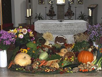 Erntegaben in der katholischen St. Bartholomäuskirche Nordhalben. Dort wird nur alle sechs bis sieben Jahre das Erntedankfest am eigentlichen Wochenende gefeiert. Das hängt mit dem Kirchweihtermin zusammen, der meist eine Woche später ist. Foto: miw