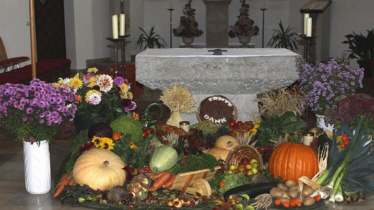 Erntegaben in der katholischen St. Bartholomäuskirche Nordhalben. Dort wird nur alle sechs bis sieben Jahre das Erntedankfest am eigentlichen Wochenende gefeiert. Das hängt mit dem Kirchweihtermin zusammen, der meist eine Woche später ist. Foto: miw