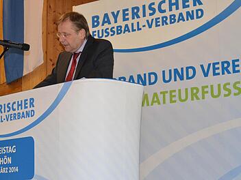 Besuchte alle 24 Kreistage: BFV-Präsident Dr. Rainer Koch bei seiner Grundsatzrede in Burglauer. Foto: Jürgen Schmitt