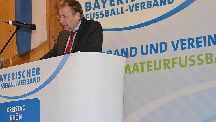 Besuchte alle 24 Kreistage: BFV-Präsident Dr. Rainer Koch bei seiner Grundsatzrede in Burglauer. Foto: Jürgen Schmitt