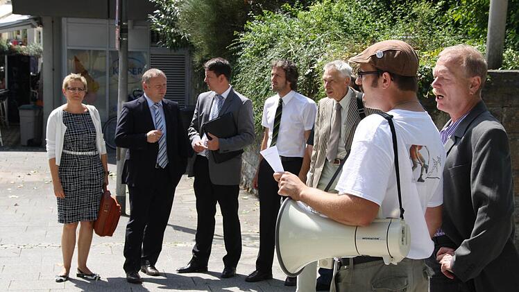 Zahlreiche Politiker solidarisierten sich am Rande der Demo mit den Gegnern der SuedLink-Trasse durch den Landkreis. Fotos: Ralf Ruppert