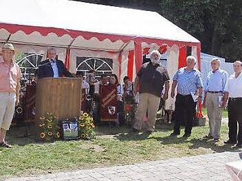 Ortssprecher Thomas Hammerschmidt (Dritter von links) dankte dem Autoren-Team (von links) Werner Pohl, Helmut Schmidt, Heinrich Köstner, Dieter Lau, Reinhold Scheller, Elmar Meußgeier und Heinz Eber.