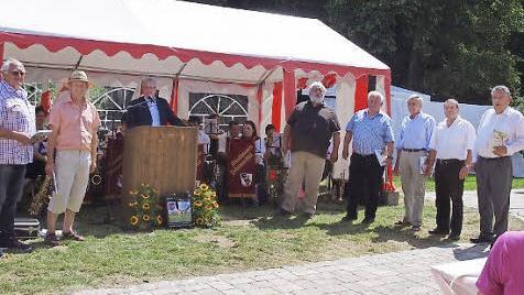 Ortssprecher Thomas Hammerschmidt (Dritter von links) dankte dem Autoren-Team (von links) Werner Pohl, Helmut Schmidt, Heinrich Köstner, Dieter Lau, Reinhold Scheller, Elmar Meußgeier und Heinz Eber.