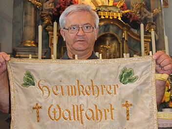 Ludwig Dietz mit der ersten Standarte aus dem Jahr 1949. Im Hintergrund der Altar der Neuengrüner Kirche Mariä Himmelfahrt.  Foto: Friedwald Schedel