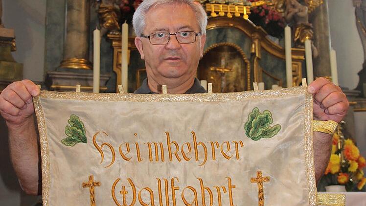 Ludwig Dietz mit der ersten Standarte aus dem Jahr 1949. Im Hintergrund der Altar der Neuengrüner Kirche Mariä Himmelfahrt.  Foto: Friedwald Schedel