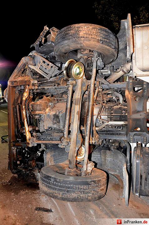 Bergungsarbeiten nach Lkw-Unfall: B27 komplett gesperrt