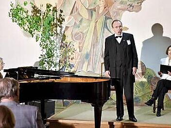Mit der musikalisch-literarischen Hörfolge "Mozart auf der Reise nach Prag" gastierte das Rosenau-Trio in Königsberg.  Foto: Gerold Snater
