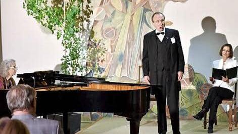 Mit der musikalisch-literarischen Hörfolge "Mozart auf der Reise nach Prag" gastierte das Rosenau-Trio in Königsberg.  Foto: Gerold Snater