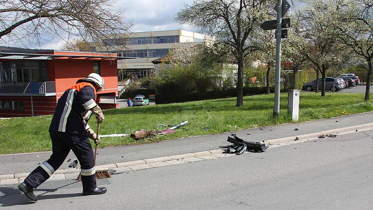 Mannen der Eberner Feuerwehr leiteten den Verkehr um und kehrten die Wrackteile zusammen.